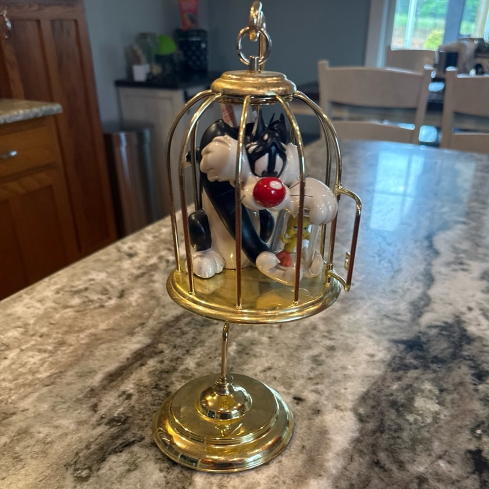 Goebel Spotlight Collection Bad Ol' Puddy Tat Looney Tunes Figurine 1997